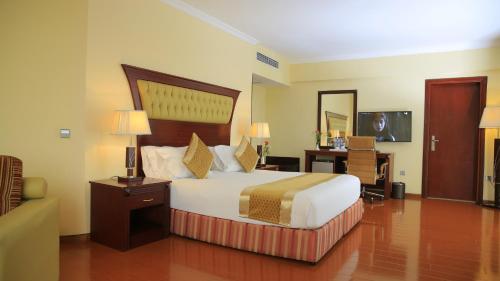 Tempat tidur dalam kamar di Inter Luxury Hotel