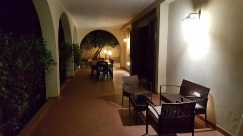 een hal met stoelen en tafels in een gebouw bij Villa Travellito a Martano 13 posti in Martano