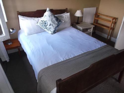 Кровать или кровати в номере Fairy Knowe Backpackers Lodge