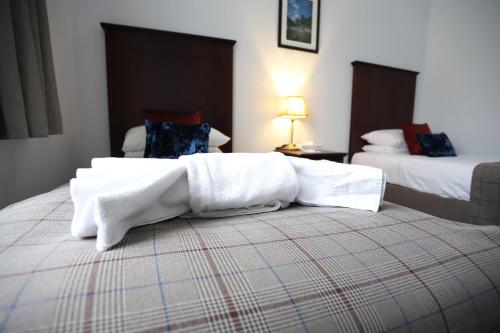 Una cama o camas en una habitación de Ben Wyvis Hotel