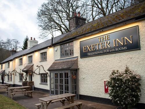 a building with a sign that reads the eater inn at The Exeter Inn in Bampton