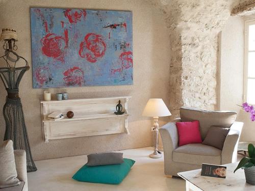 a living room with a couch and a chair at Domaine La Parpaille in Cucuron
