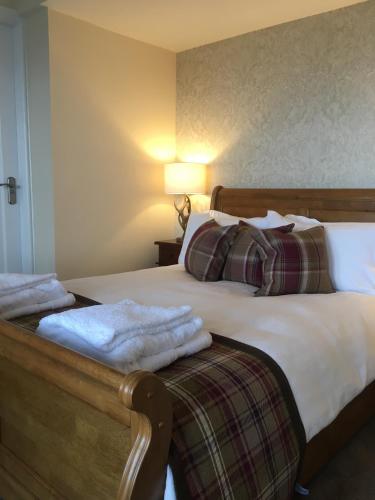 1 dormitorio con 1 cama con 2 almohadas en The Millcroft, en Gairloch