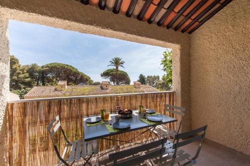 un patio avec une table et des chaises sur un balcon dans l'établissement Studio Del Mar, à Saint-Cyr-sur-Mer