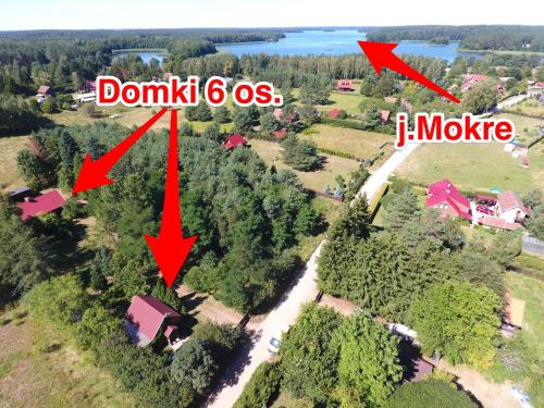 una vista aérea de una casa con una casa en Pod lipą, en Ruciane-Nida