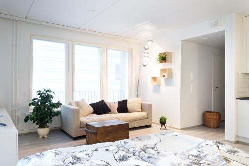 sala de estar con sofá y ventana grande en Stylish Studio In Pasila, en Helsinki