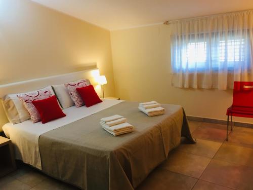 a bedroom with a large bed with towels on it at villa relax in Cepagatti