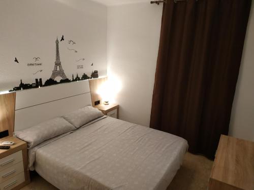 een slaapkamer met een bed met de eiffeltoren aan de muur bij RMM27 - Piso en zona tranquila de Tortosa in Tortosa