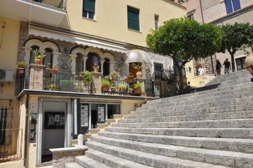 タオルミーナにあるCasa Caterinaの建物前階段