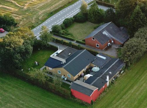 una vista aérea de una casa y una carretera en Bed and Breakfast Nustrup, en Vojens