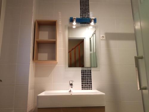 A bathroom at Appartement F4 proche de DisneyLand Paris