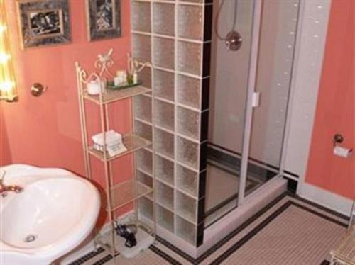 Ένα μπάνιο στο The Villa Bed & Breakfast