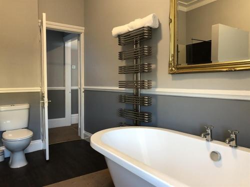 Een badkamer bij The White Lion Hotel