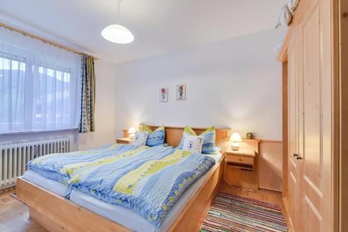 A bed or beds in a room at Ferienwohnung Ried Inzell