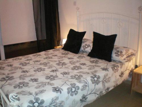 Photo de la galerie de l'établissement 103 ELEGANT 2 bed apartment with free Wifi, AC, pool & gym!, à Larnaka