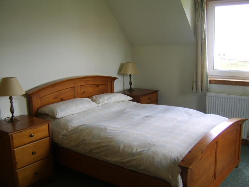 sypialnia z dużym łóżkiem i oknem w obiekcie Top House w mieście Ullapool