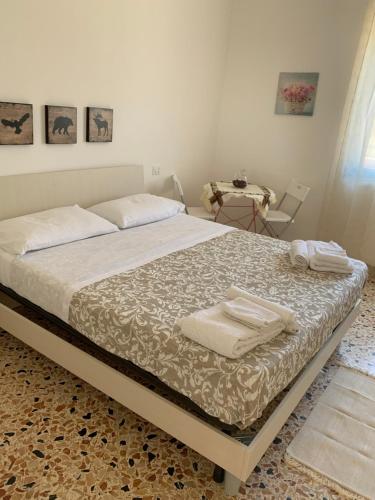 een slaapkamer met een bed met handdoeken erop bij Il Terrazzo del Pittore in Mazara del Vallo