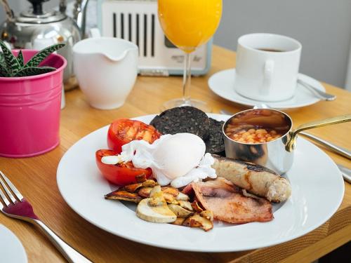 un plato blanco de comida en una mesa de madera en The Townhouse en Tenby