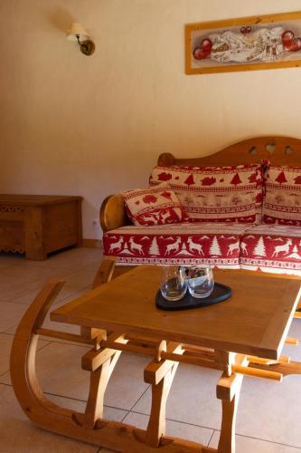 a living room with a couch and a coffee table at Gîte Balnéo Au Coeur des Alpes in Taninges