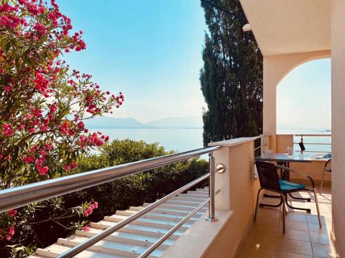 balcone con vista sull'oceano di Apartments Toni a Trogir