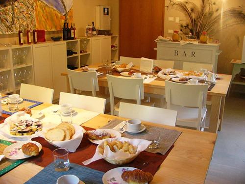 una sala da pranzo con tavolo e cibo di Agriturismo Gallegati a Faenza