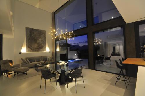 a living room with a glass table and chairs at Olivera in Búger
