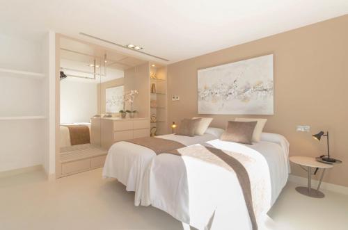 a bedroom with two beds and a mirror at Olivera in Búger