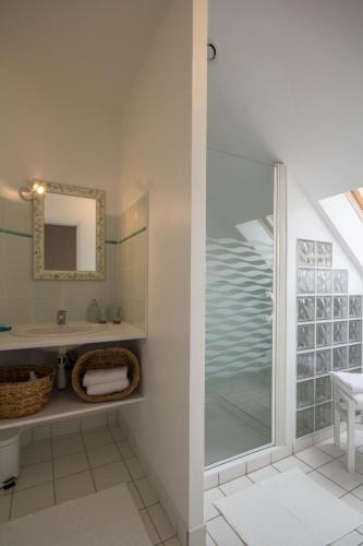 une salle de bain avec une douche en verre et un lavabo dans l'établissement Ty Coz Breizh Chambres d'hôtes, à Guidel