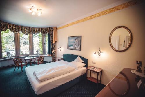 a hotel room with a bed and a table at Hotel Zur Heimat in Weiden