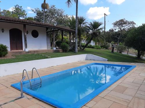 een groot blauw zwembad voor een huis bij Chácara Santista in Serra Negra