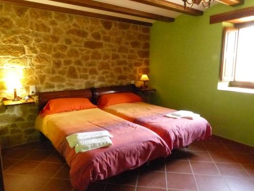 ein Schlafzimmer mit einem Bett in einem Zimmer mit grünen Wänden in der Unterkunft MOLINO DOLZ in La Iglesuela del Cid