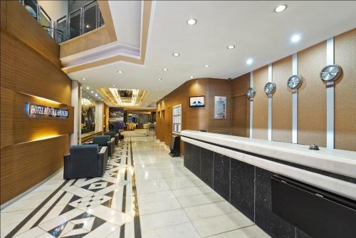 a lobby with a bar and a waiting room at Hotel Buyuk Sahinler in Istanbul