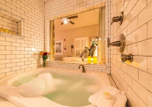 Bilik mandi di Carriage Way Inn Bed & Breakfast Adults Only - 21 years old and up