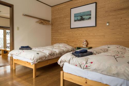 En eller flere senge i et værelse på Akari House Swiss Bakery