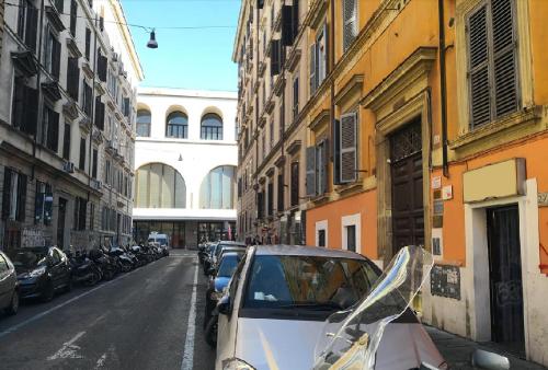 una strada con auto parcheggiate sul lato della strada di La Girandola Bed & Breakfast a Roma