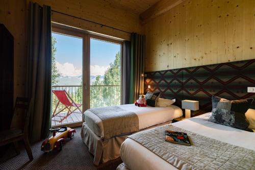 Giường trong phòng chung tại L'Aiguille Grive Chalets Hotel