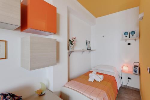 ein kleines Zimmer mit einem Bett in einem Zimmer in der Unterkunft Taormina Panoramic Seaview Apartment in Taormina