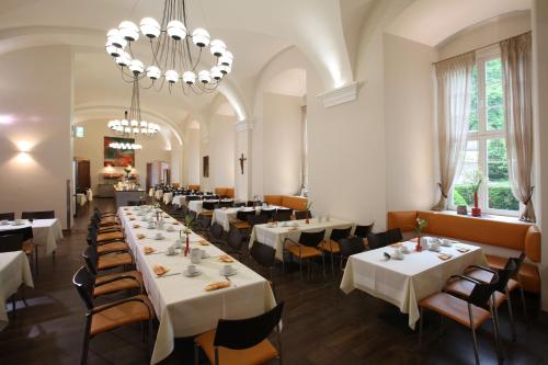 Ein Restaurant oder anderes Speiselokal in der Unterkunft Kloster Schöntal 