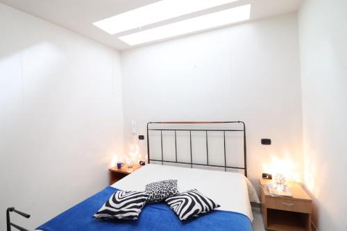 una camera con un letto con due cuscini sopra di Casa vacanze Arianna in centro a Otranto