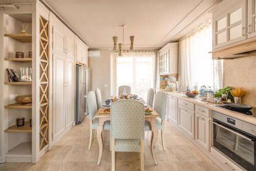 jadalnia ze stołem i krzesłami w kuchni w obiekcie Antea Apartments w mieście San Vincenzo