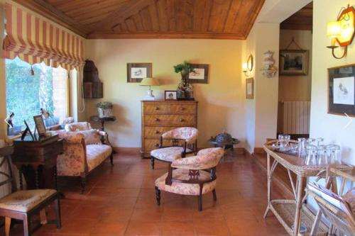 a living room with a couch and a table at Family Dream in Colares