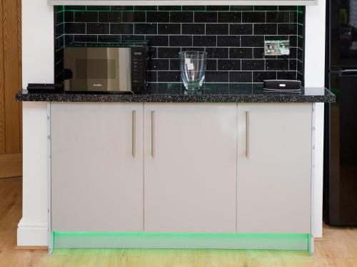 un bancone della cucina con forno a microonde sopra di Sycamore House a Leeds