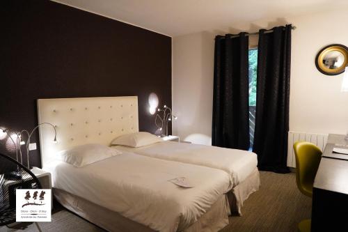 Un dormitorio con una cama grande y una ventana en Enzo Hôtels Diane - Logis Amnéville en Amnéville