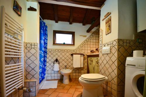 uma casa de banho com um WC e um lavatório em Il Girasole em Mazzano Romano