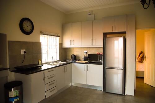 Кухня или кухненски бокс в Donkieshoek Accommodation & Campsite, Calvinia
