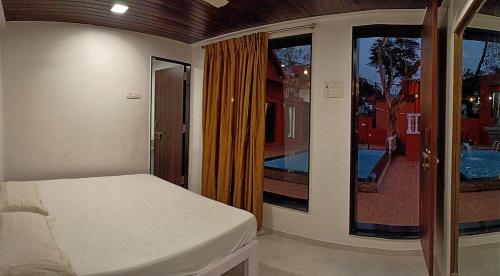 Katil atau katil-katil dalam bilik di Villa 406, Dr Wade with Private Pool and Gazebo in Royal Palms Mumbai