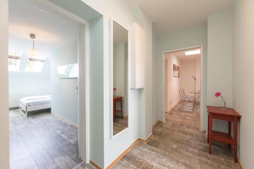 - un couloir avec des murs blancs et du parquet dans l'établissement primeflats - Apartments Panke Berlin-Wedding, à Berlin