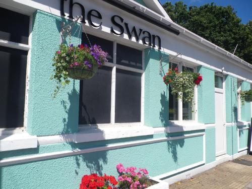 un bâtiment bleu avec des fleurs dans une fenêtre dans l'établissement The Swan Inn, à Southampton