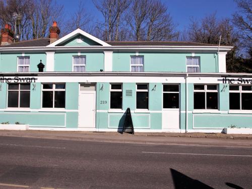 um edifício azul e branco ao lado de uma rua em The Swan Inn em Southampton