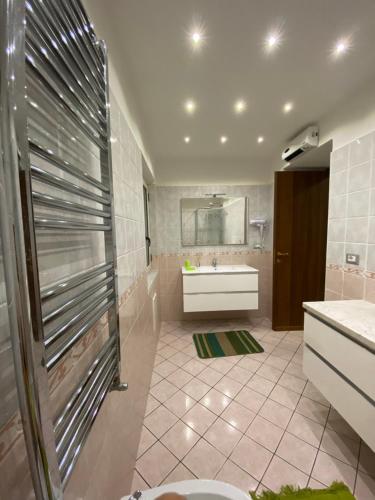 カステッランマーレ・ディ・スタービアにあるIl Vecchio Pozzo Apartamentsの洗面台、トイレ、浴槽を備えたバスルーム